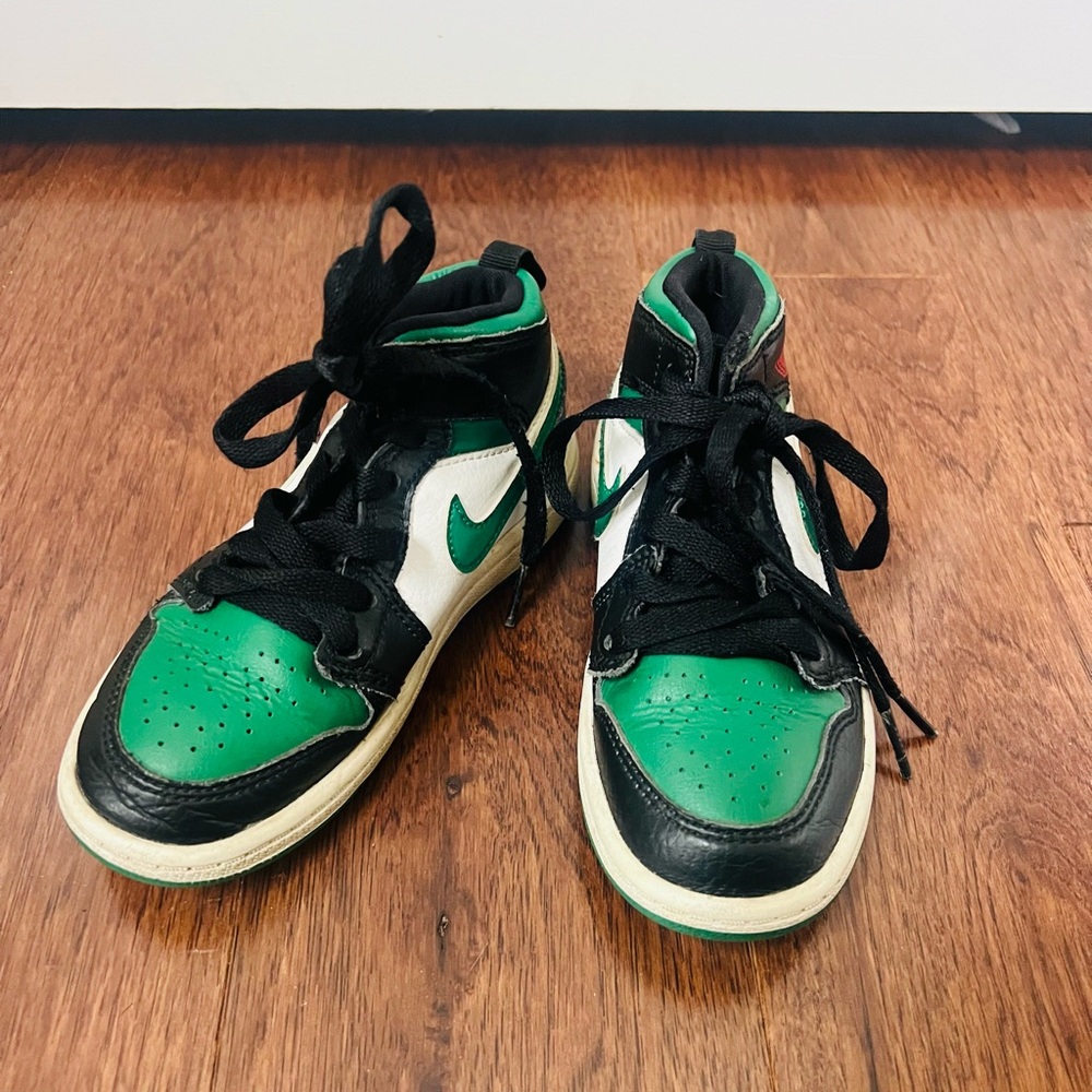 Nike Kids Black and Green Sneakers - Picture 4 of 7